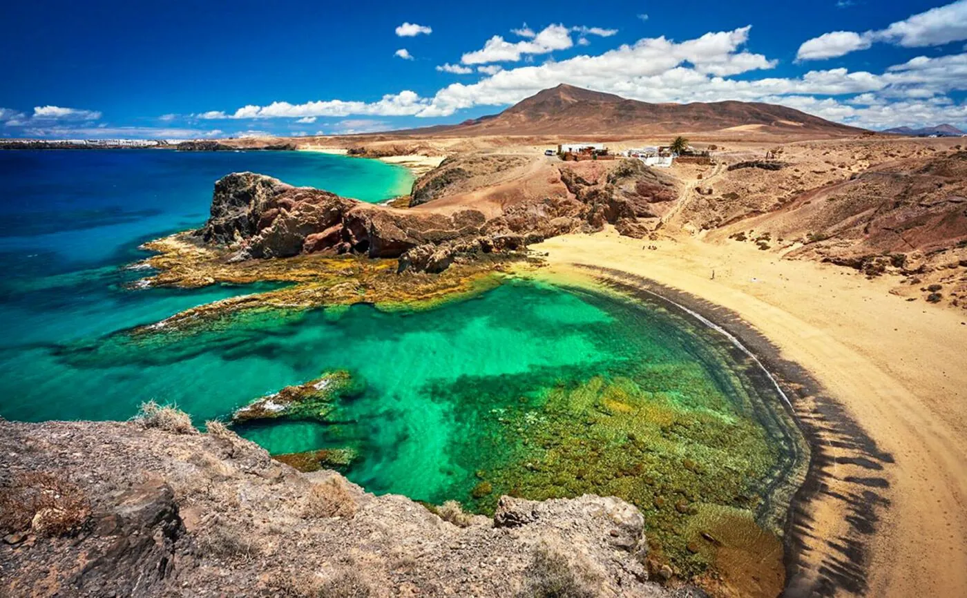 Caleta y playa vista aérea cerca de Maréa